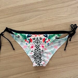 Body Glove tanga floral bikini bottoms with tie-up sides and ruching - L
